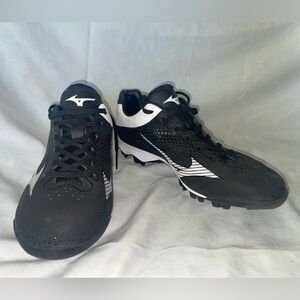 Mizuno Black and White Athletic Shoes Sleek Design